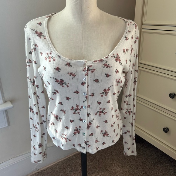 Flirty Floral Top - Picture 1 of 4
